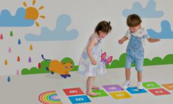 Amarelinha Adesiva Infantil | VAMOS PULAR AMARELINHA?